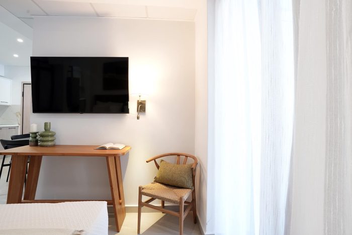 Smart TV και γραφείο στο υπνοδωμάτιο του Διαμερίσματος I